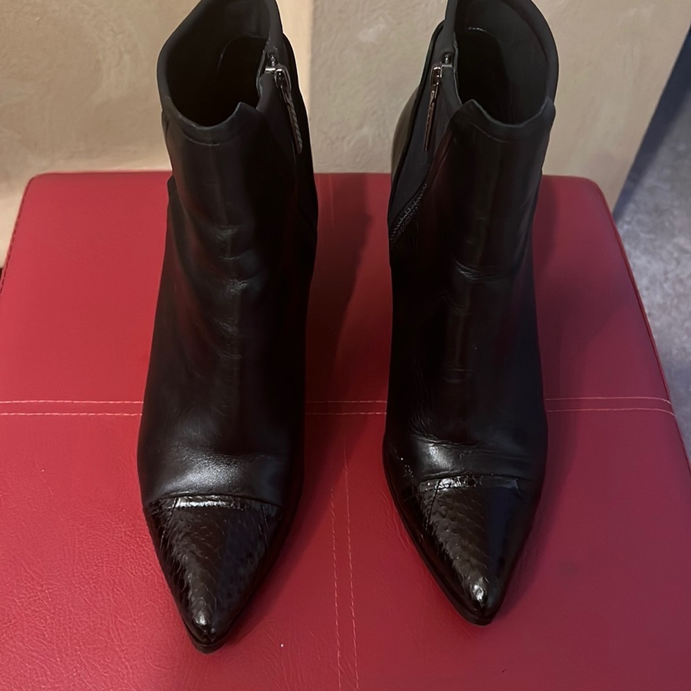 Donald Pliner: Leather Black Bootie, Size 9
